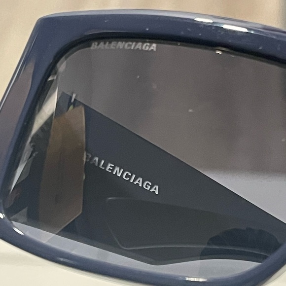 Balenciaga Oversized Rectangular Sunglasses - Picture 4 of 9